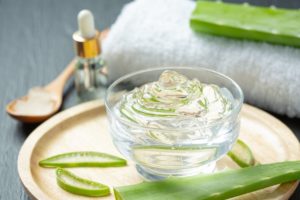 aloe vera gegen pickel auf der stirn