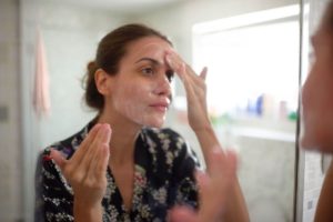 hautpflege- oder haarprodukte können pickelausbrüche verursachen