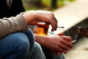 negative auswirkungen von rauchen und alkohol auf die hautgesundheit