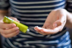 topische behandlungen für rückenakne