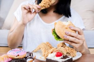 ernährungs- und lebensstilentscheidungen können akne verursachen