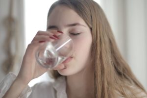 trinken sie genug wasser, um offene poren zu reduzieren
